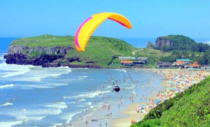 Kitnet S1 Em Torres-Rs - Na Mais Bela Praia Gaucha - Cozinha - Banheiro - Ar Condicionado - Tv E Wi-Fi - Estacionamento - Anfitria Superhost No Bnb Exteriör bild